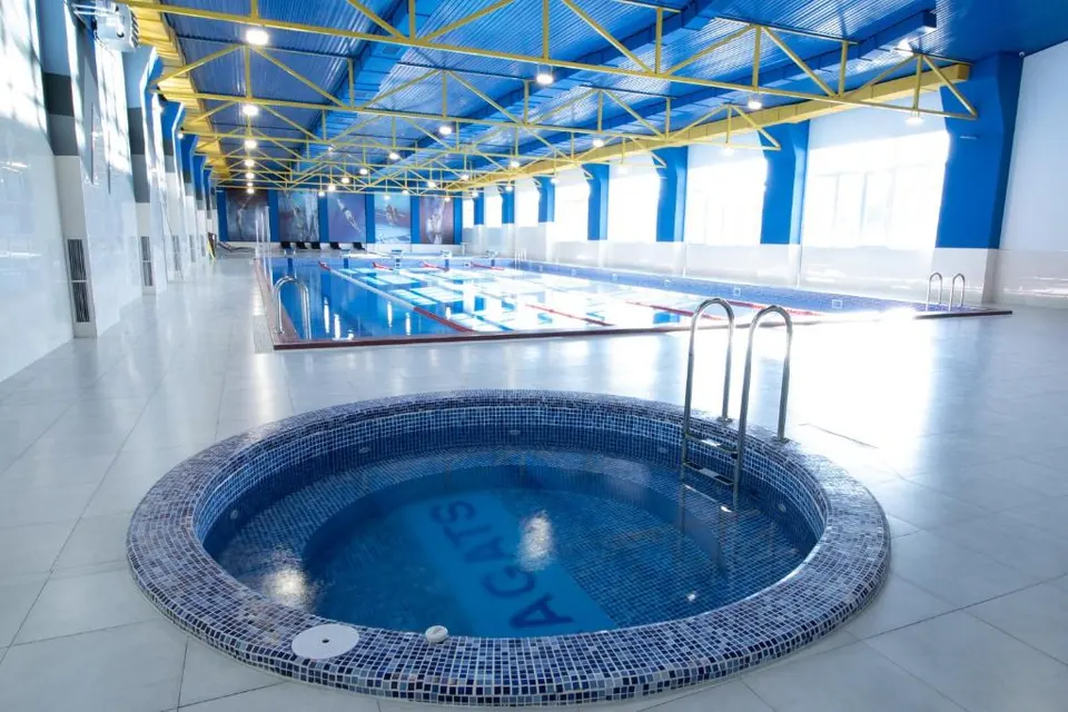 Round jacuzzi pool beside the main pool